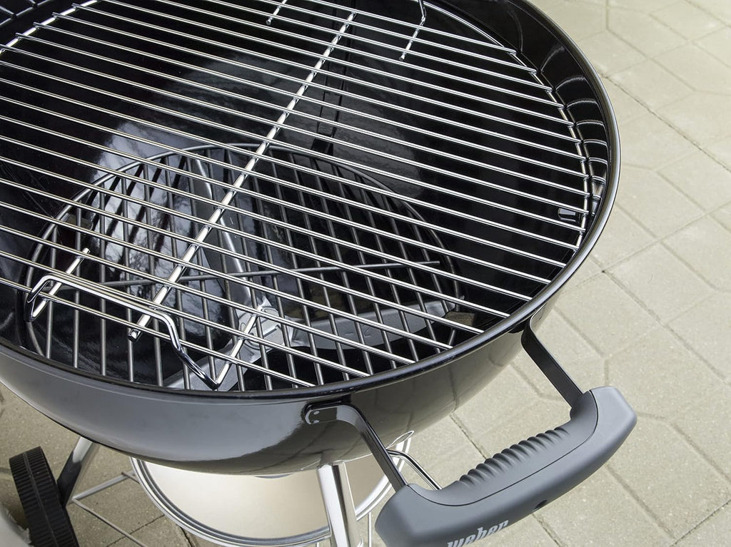 Weber Classic Kettle barbecue au charbon de bois, surface de cuisson ? 57cm, barbecue avec couvercle et cuve en acier emaillé, thermomètre intégré au couvercle, trépied et roues - Noir (1341504)