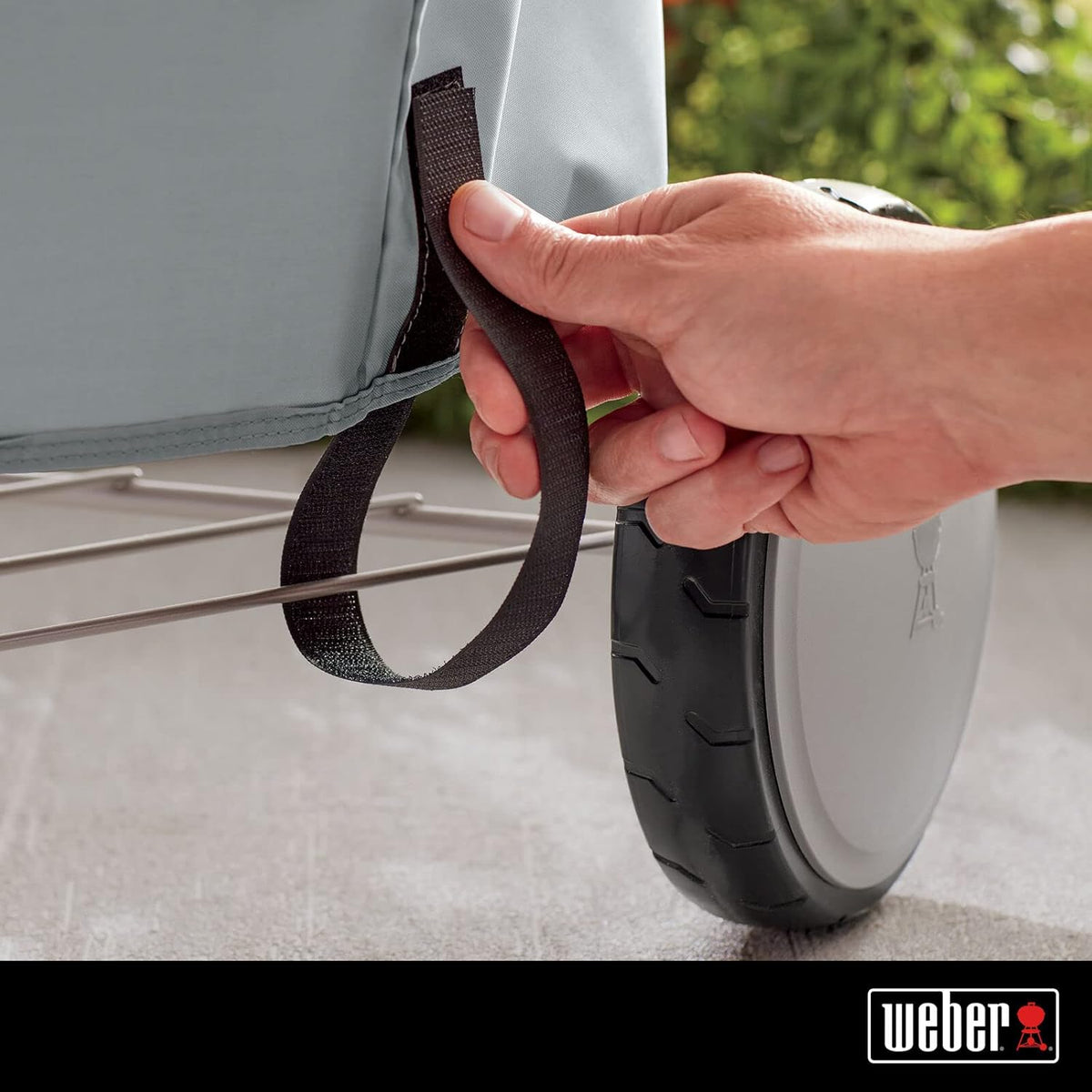 Weber Classic Kettle barbecue au charbon de bois, surface de cuisson ? 57cm, barbecue avec couvercle et cuve en acier emaillé, thermomètre intégré au couvercle, trépied et roues - Noir (1341504)