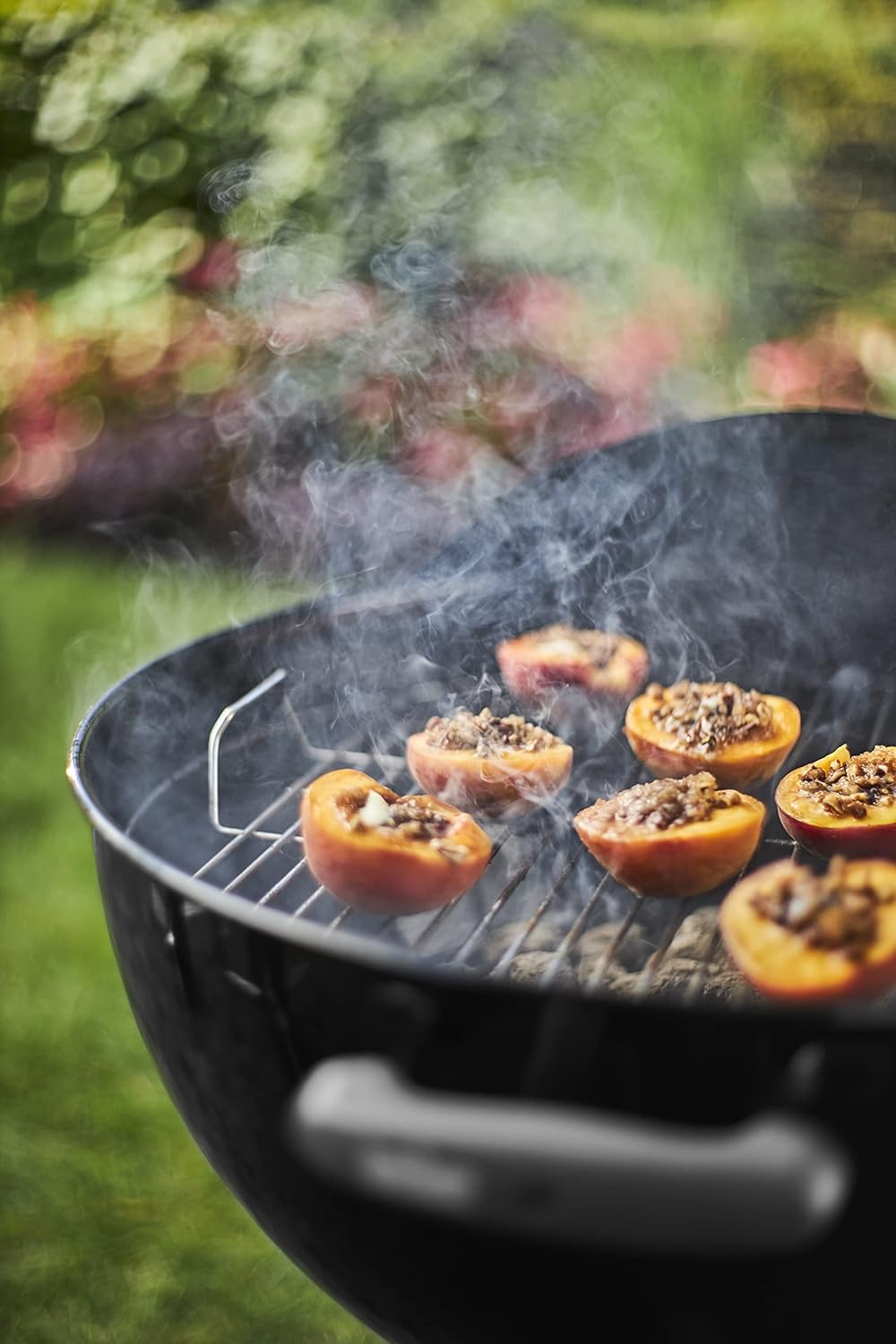 Weber Classic Kettle barbecue au charbon de bois, surface de cuisson ? 57cm, barbecue avec couvercle et cuve en acier emaillé, thermomètre intégré au couvercle, trépied et roues - Noir (1341504)