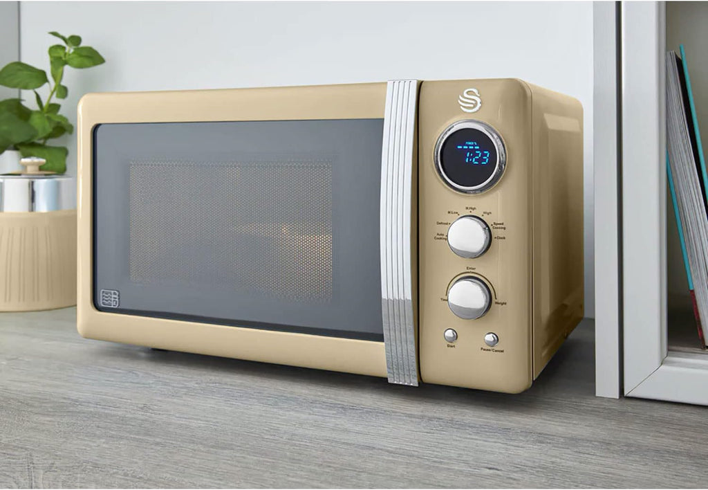 Swan Retro Ensemble Petit-Déjeuner, Bouilloire 1,8 L, Grille-Pain 2 Tranches à Fente Large, Micro-Ondes Numérique 20L, 6 Niveaux de Puissance, Minuteur, Porte Miroir, Design Vintage, Crème