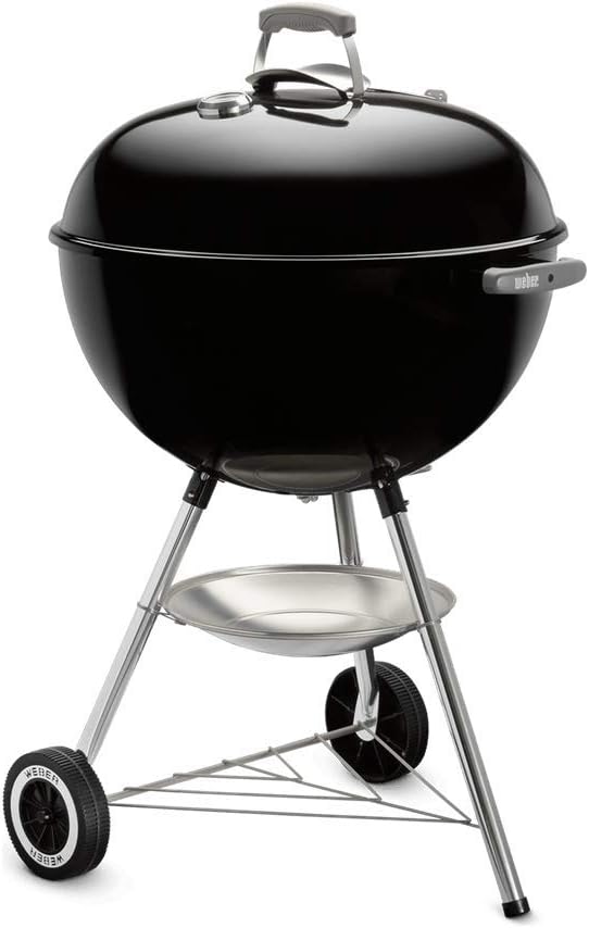 Weber Classic Kettle barbecue au charbon de bois, surface de cuisson ? 57cm, barbecue avec couvercle et cuve en acier emaillé, thermomètre intégré au couvercle, trépied et roues - Noir (1341504)